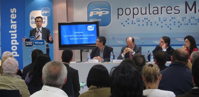 El presidente de la Diputación de Zamora, junto a Bendodo y a otros miembros del