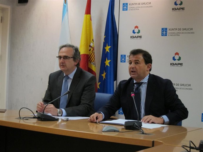 El conselleiro de Economía, Javier Guerra (dcha) en una presentación en Santiago