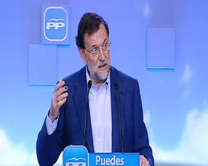 Rajoy acusa al PSOE de "burlarse" de la gente 