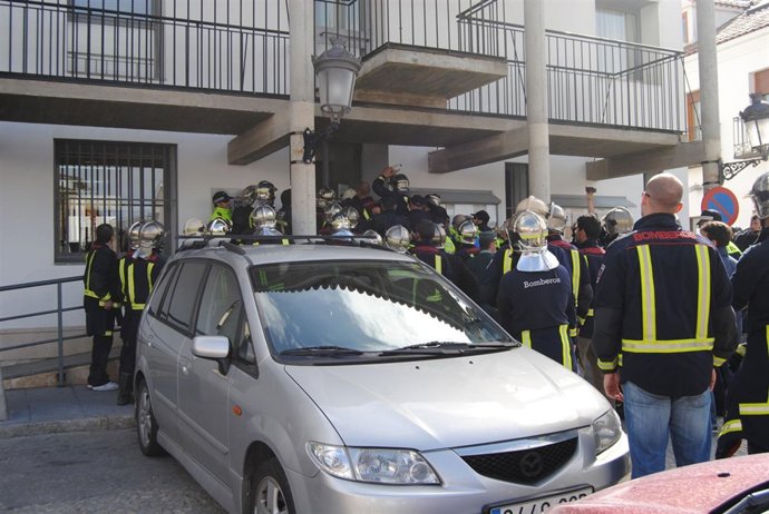 Los Bomberos asaltan el Ayuntamiento de Valdemoro