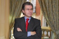 Granados espera que los asesinos de Ussía cumplan su pena "de manera total y absoluta"