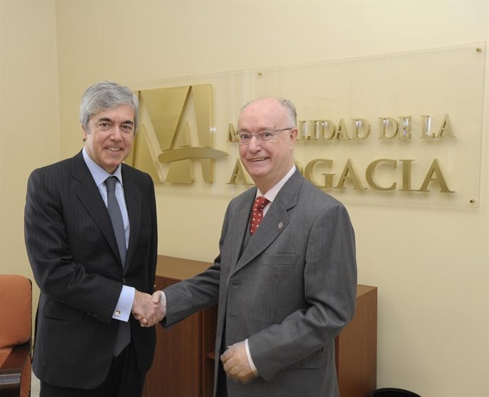 El presidente de la Mutualidad de la Abogacía, Luis de Angulo, y el presidente d
