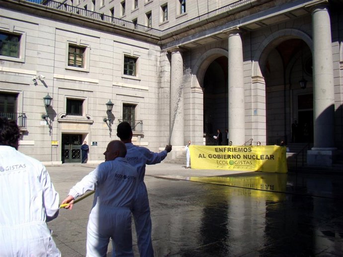 Protesta de Ecologistas en Acción en el Ministerio de Medio Ambiente