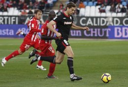 jugadores del Almería persiguen  a Llorente en un partido ante el Athletic