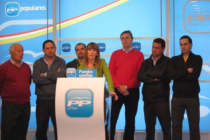 Ana Lourdes González junto a representantes municipales de Nalda, Sorzano, Entre