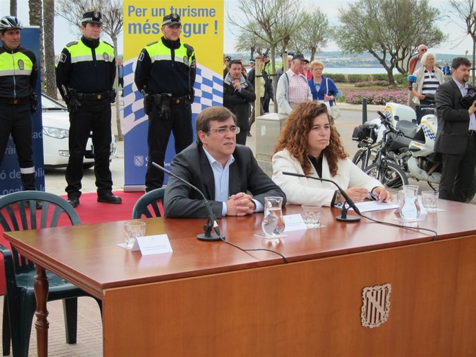 Antich y Costa durante la firma de los convenios.