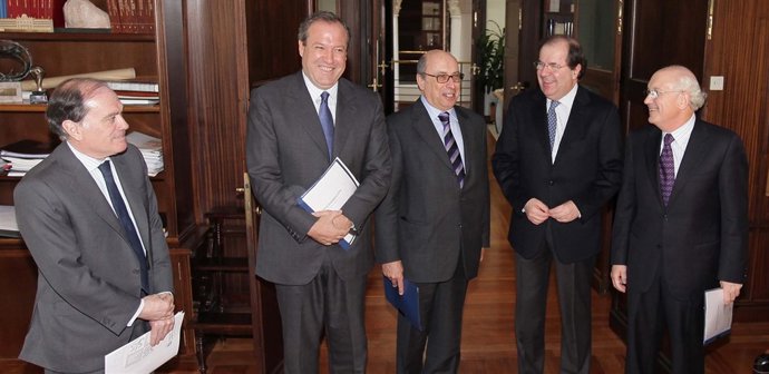 Los presidentes de las patronales, junto a Herrera y Villanueva.
