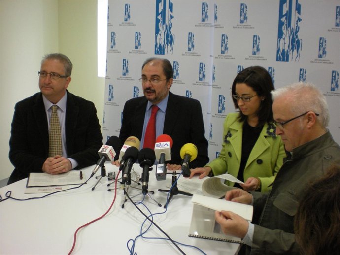 El presidente de la Diputación Provincial de Zaragoza (DPZ), Javier Lambán, en r