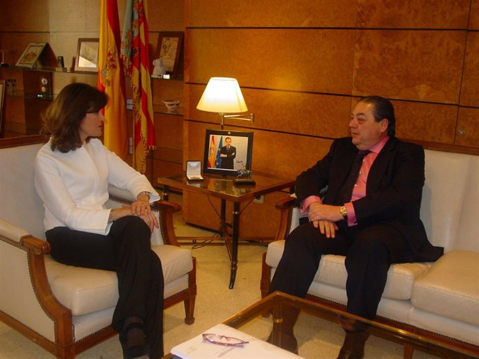 Ana Botella conversa con Vicente Boluda.
