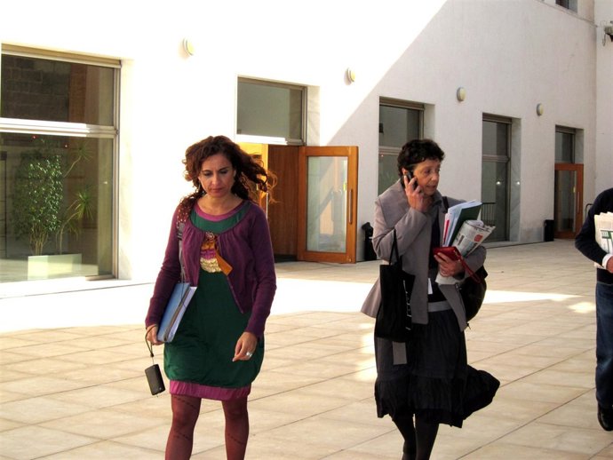 La consejera de Salud, María Jesús Montero, en los pasillos del Parlamento