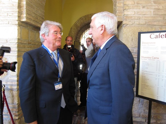 El presidente de CECO, Luis Carreto, conversa con el presidente de CEA, Santiago