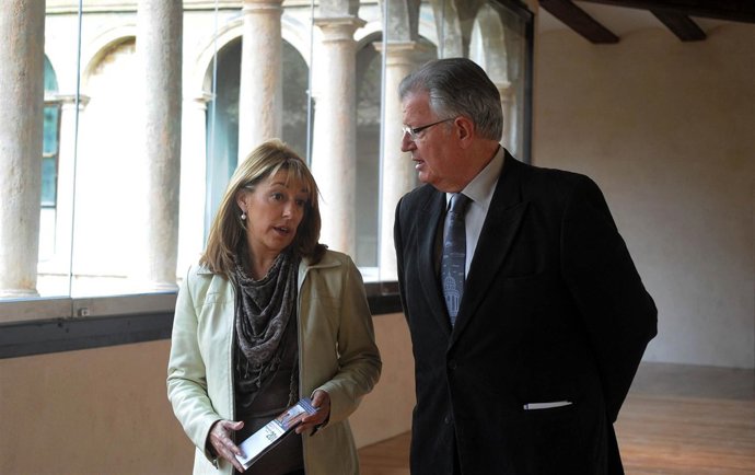 La consellera Trini Miró junto a Felipe Garín en el Centre del Carme