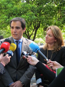 Presidenta del Parlamento Vasco, Arantxa Quiroga, y presidente del PP de Córdoba