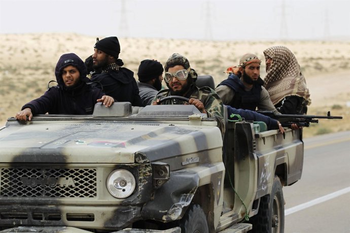 Rebeldes libios en un coche