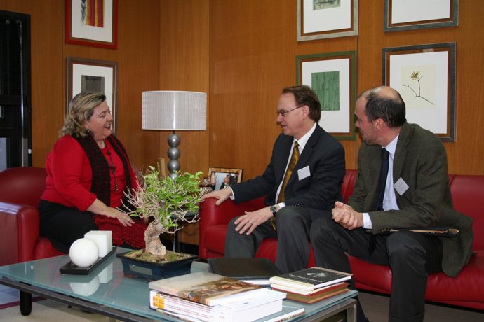 La consejera de Agricultura y Pesca, Clara Aguilera, se reúne con el director ej