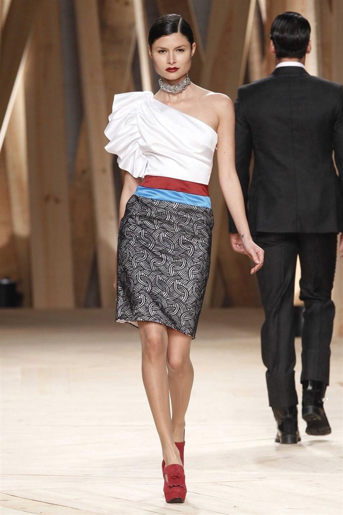 Modelo desfilando en la 28 edición de Portugal Fashion 