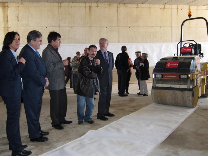 El artista Ricardo Calero explica su grabado a las autoridades en el futuro Muse