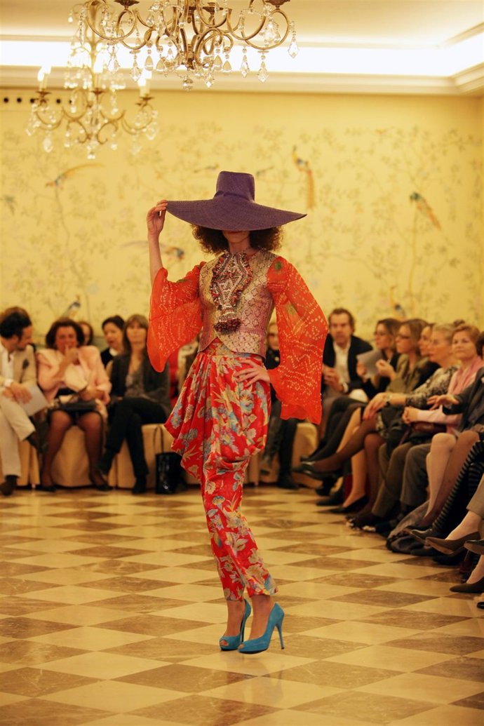 Modelo desfilando para Santiago Bandrés, colección primavera-verano 2011