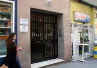 Vecinos del detenido por apuñalar a su hermana dicen que el agresor "estuvo afilando cuchillos"