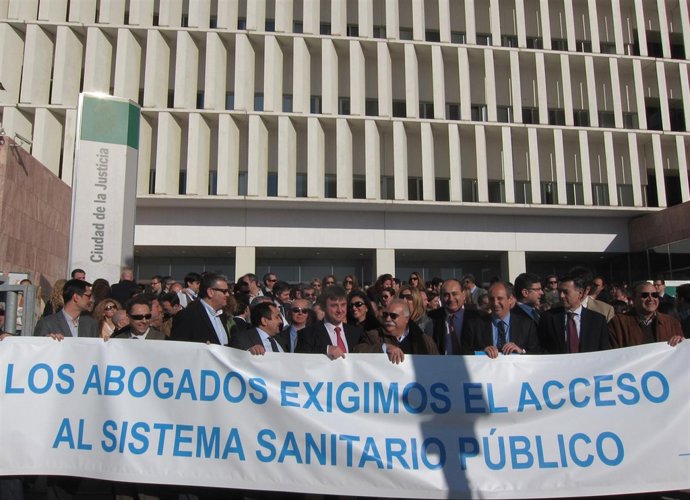 Abogados malagueños se han concentrado para pedir el acceso al sistema sanitario