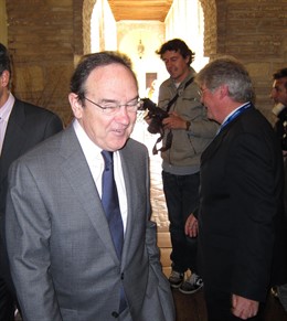 El presidente del BBK Bank, José Carlos Pla, deja atrás al presidente de CECO, L