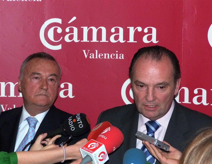 José Vicente Morata atiende a los medios junto a Jesús Gatell.