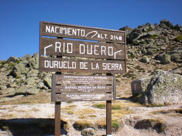 Señal de madera en la localidad soriana de Duruelo.