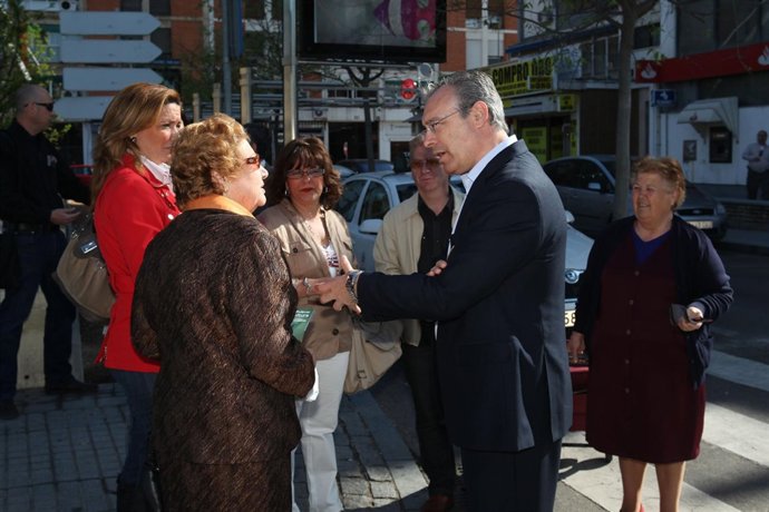 Durán habla con una vecina del Distrito Sur
