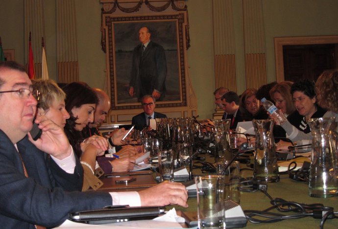 El pleno del Ayuntamiento de Huelva, presidido por Francisco Moro