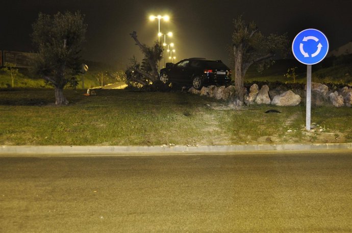 Vehículo accidentado en una glorieta de Málaga