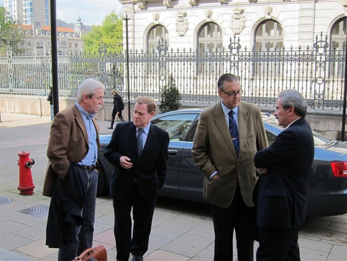 Representantes sindicales, patronal y gobierno antes de la Mesa del Aceba.