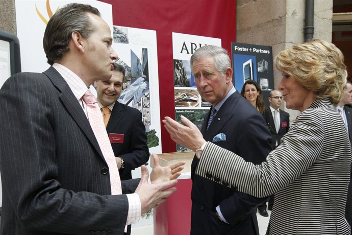 El Príncipe Carlos de Inglaterra conversa con el responsable de My Oxford Englis