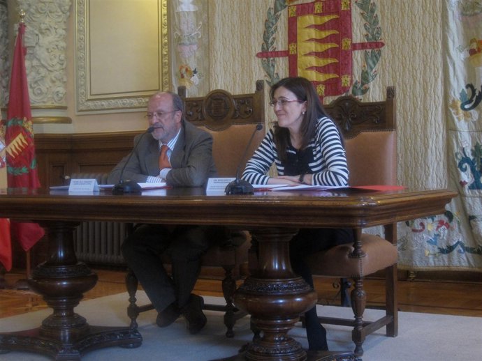 El alcalde de Valladolid junto a la secretaria de Cooperación Internacional