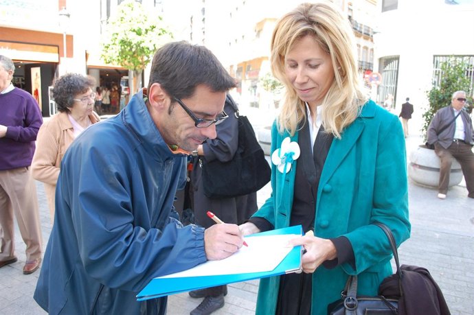 La componente de la candidatura socialista de Huelva María José Rico recoge firm