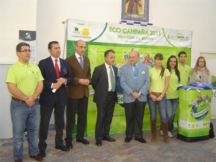 Representantes de CECA-Comercio Huelva en la inauguración del stand informativo 