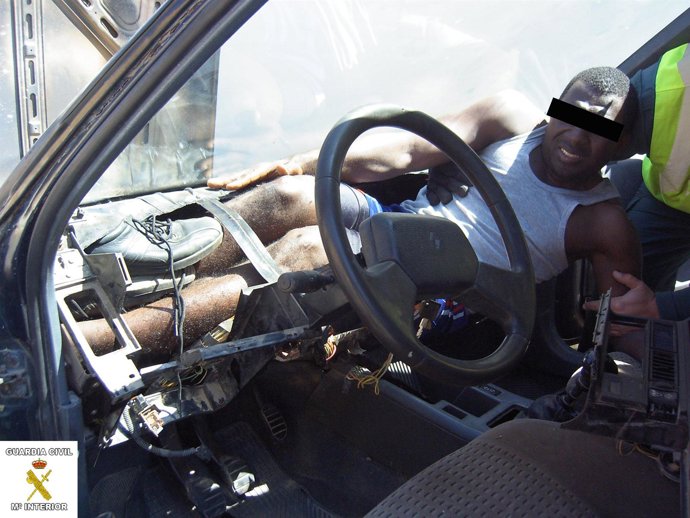 Subsahariano rescatado del habitáculo en el salpicadero.