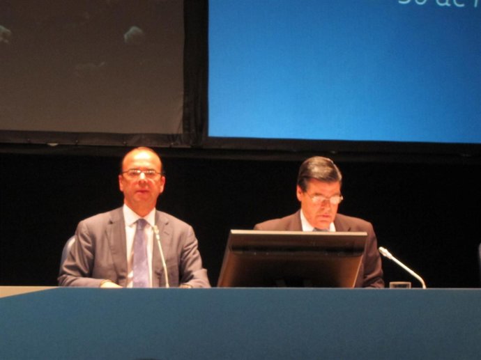 El presidente y el director general de Caja Cantabria al inicio de la asamblea