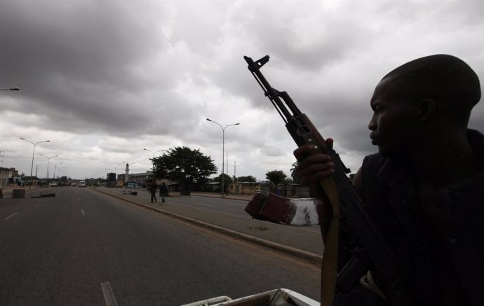 Hombre armado en Costa de Marfil