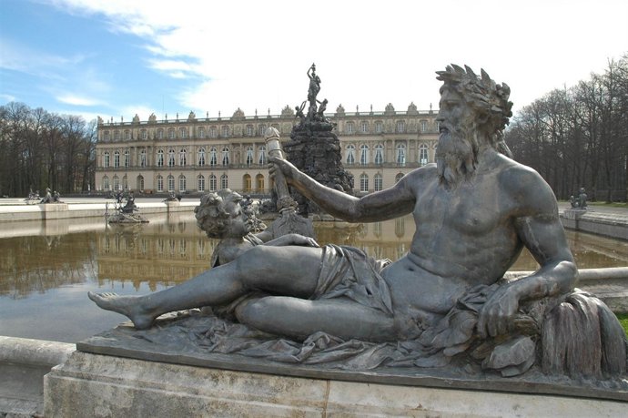 Fuente y fachada del palacio