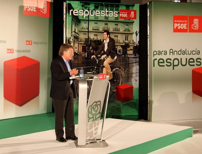 El secretario provincial del PSOE en Cádiz, Francisco González Cabaña, en un act
