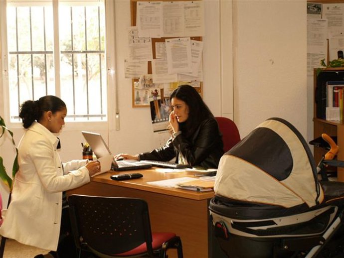 ASTI ALICANTE REALIZA 12.000 ATENCIONES A INMIGRANTES