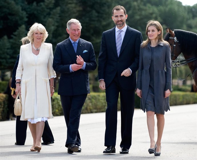 El Príncipe Carlos de Inglaterra y Camila Parker y los Príncipes de Asturias