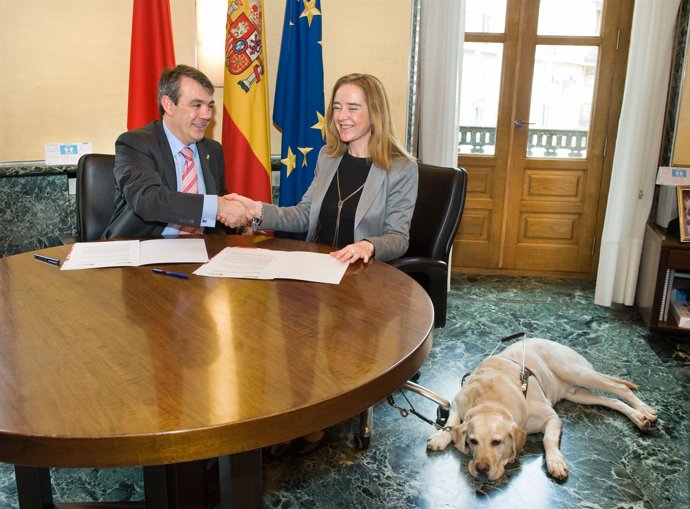 El vicepresidente Javier Caballero y la delegada de la ONCE, Matilde Gómez, tras