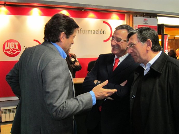 El candidato Javier Fernández habla con el senador José Antonio Alonso y el lide