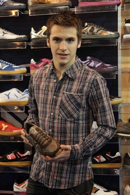 El actor de la serie Cuéntame Ricardo Gómez presentando unas deportivas