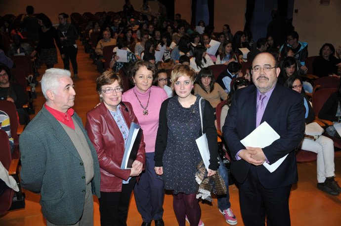 Mariscal (dcha.), junto a Alejandra Vanessa y responsables del IES Blas Infante,