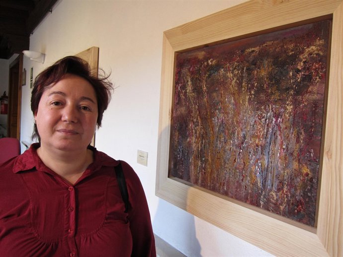 Pilar Duque, junto a una de sus obras.