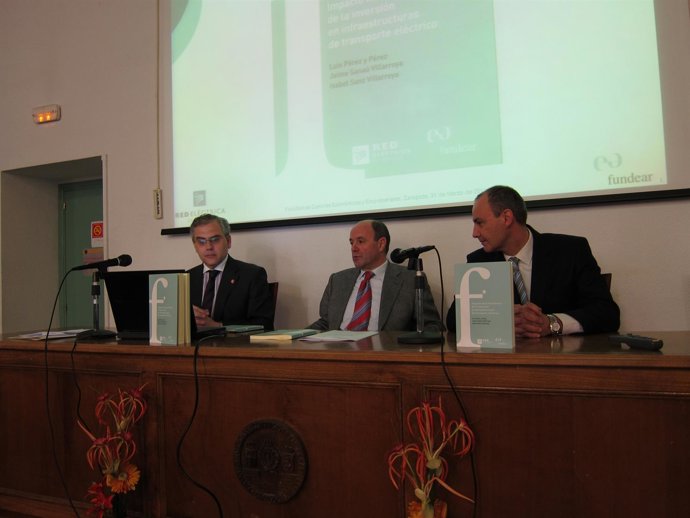 Sanaú, Serrano y Lallana, en la presentación del libro 12 de la colección Fundea