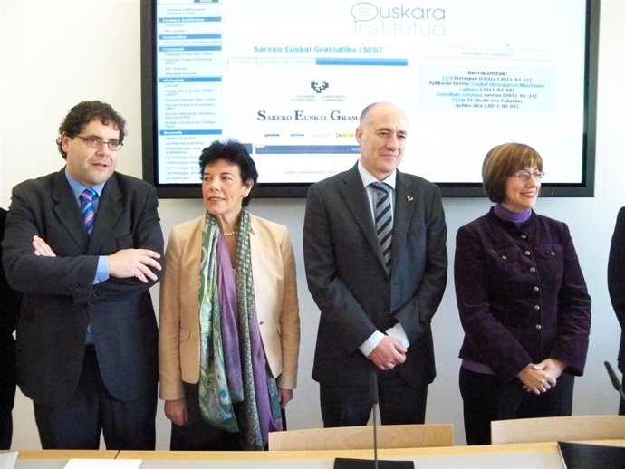 Las consejeras de Educación y Cultura del Gobierno vasco junto al rector de la U