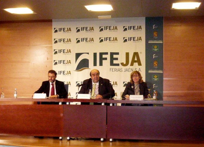 El delegado de Obras Públicas y Vivienda en Jaén, Rafael Valdivielso; el preside